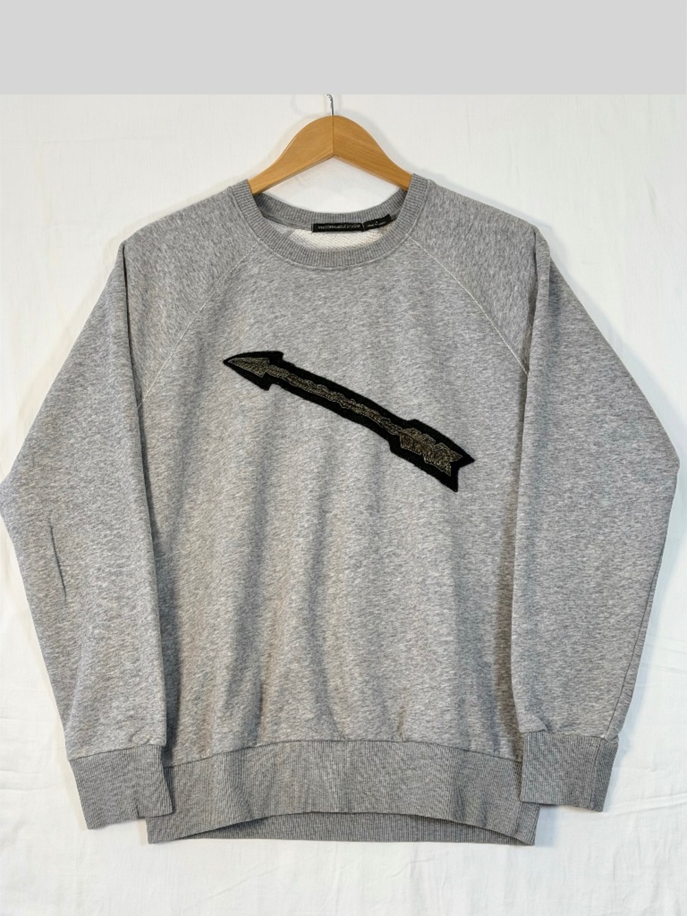 '06 VTG Viktor & Rolf x H&M Unisex MD Grey Embroidered Arrow Cotton Sweatshirt